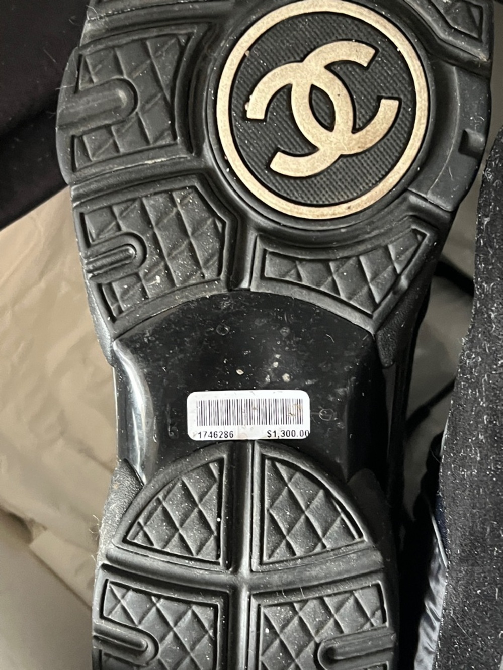 CHANEL Black unisex  Low-Top CC Emblem Sneakers - Picture 3 of 9